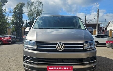 Volkswagen Multivan T6 рестайлинг, 2017 год, 3 780 000 рублей, 2 фотография