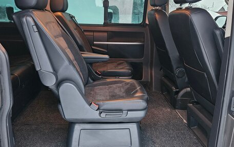 Volkswagen Multivan T6 рестайлинг, 2017 год, 3 780 000 рублей, 17 фотография