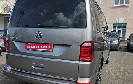 Volkswagen Multivan T6 рестайлинг, 2017 год, 3 780 000 рублей, 8 фотография