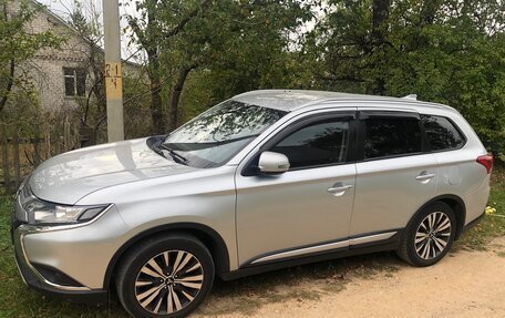 Mitsubishi Outlander III рестайлинг 3, 2018 год, 2 300 000 рублей, 2 фотография