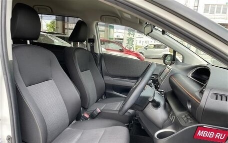 Toyota Sienta II, 2022 год, 1 246 000 рублей, 10 фотография