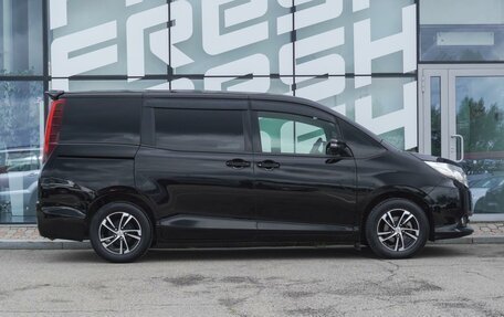 Toyota Noah III, 2017 год, 2 385 000 рублей, 5 фотография