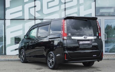 Toyota Noah III, 2017 год, 2 385 000 рублей, 3 фотография