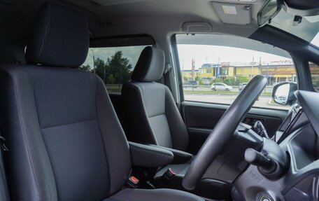 Toyota Noah III, 2017 год, 2 385 000 рублей, 12 фотография