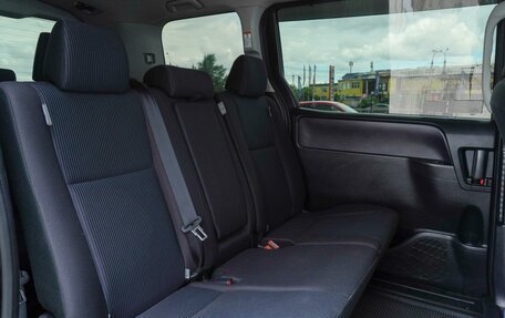 Toyota Noah III, 2017 год, 2 385 000 рублей, 11 фотография