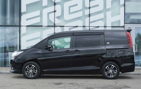 Toyota Noah III, 2017 год, 2 385 000 рублей, 6 фотография