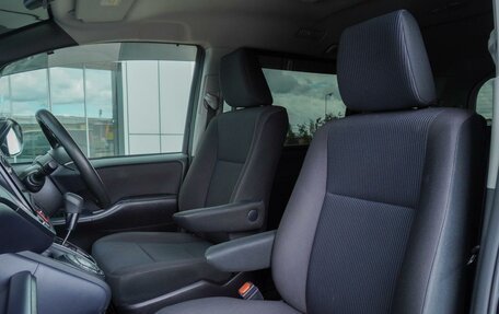 Toyota Noah III, 2017 год, 2 385 000 рублей, 13 фотография