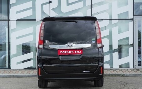 Toyota Noah III, 2017 год, 2 385 000 рублей, 4 фотография