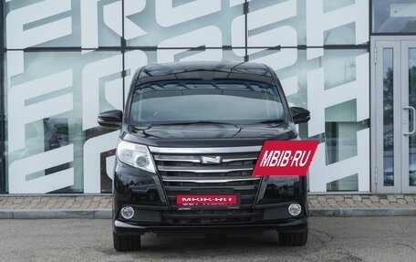 Toyota Noah III, 2017 год, 2 385 000 рублей, 2 фотография