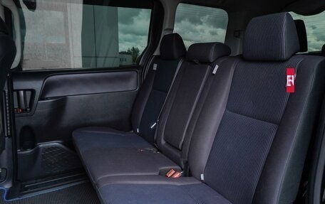 Toyota Noah III, 2017 год, 2 385 000 рублей, 14 фотография