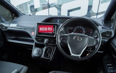 Toyota Noah III, 2017 год, 2 385 000 рублей, 10 фотография