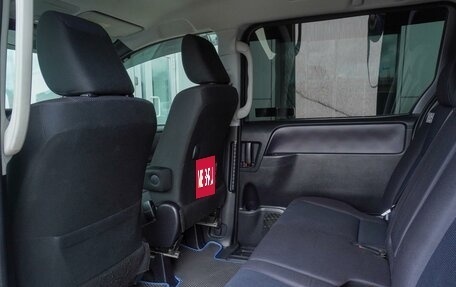 Toyota Noah III, 2017 год, 2 385 000 рублей, 15 фотография