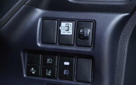 Toyota Noah III, 2017 год, 2 385 000 рублей, 23 фотография