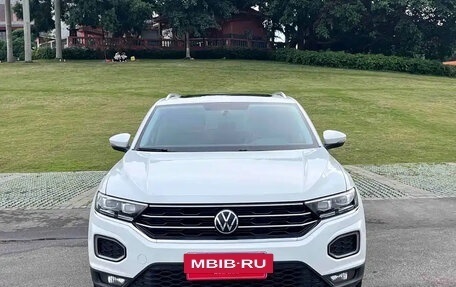 Volkswagen T-Roc I, 2023 год, 1 399 025 рублей, 2 фотография