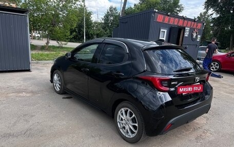 Toyota Yaris, 2021 год, 1 100 000 рублей, 2 фотография