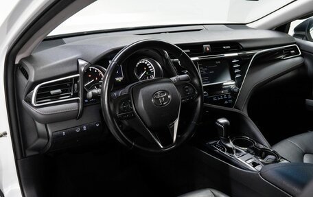Toyota Camry, 2020 год, 3 400 000 рублей, 10 фотография