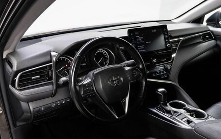 Toyota Camry, 2021 год, 3 300 000 рублей, 10 фотография