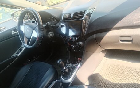 Hyundai Solaris II рестайлинг, 2011 год, 650 000 рублей, 5 фотография