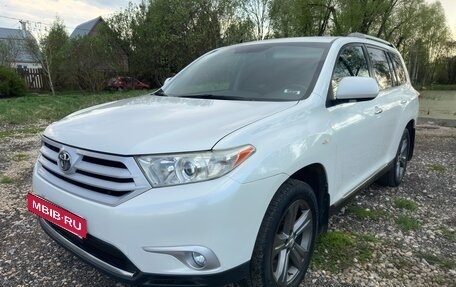 Toyota Highlander III, 2011 год, 1 800 000 рублей, 2 фотография