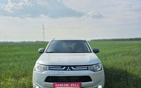 Mitsubishi Outlander III рестайлинг 3, 2013 год, 999 999 рублей, 3 фотография