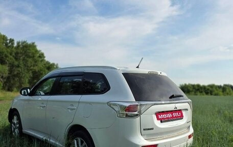 Mitsubishi Outlander III рестайлинг 3, 2013 год, 999 999 рублей, 4 фотография