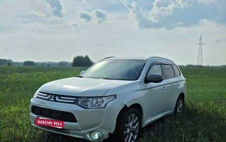 Mitsubishi Outlander III рестайлинг 3, 2013 год, 999 999 рублей, 2 фотография