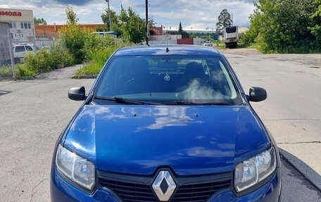 Renault Logan II, 2018 год, 890 000 рублей, 6 фотография