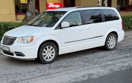 Chrysler Town & Country V рестайлинг, 2014 год, 2 000 000 рублей, 2 фотография