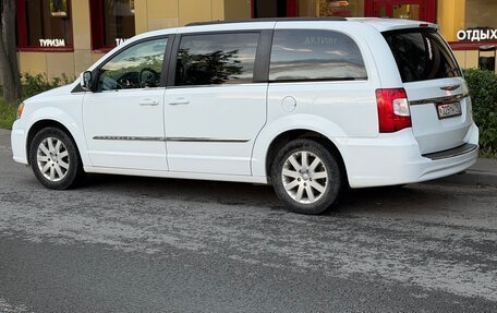 Chrysler Town & Country V рестайлинг, 2014 год, 2 000 000 рублей, 4 фотография