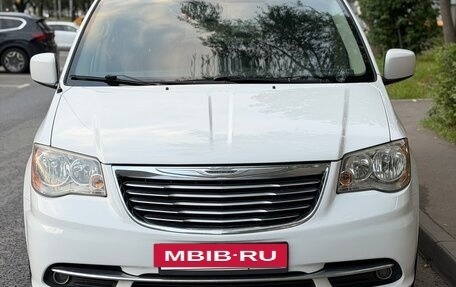 Chrysler Town & Country V рестайлинг, 2014 год, 2 000 000 рублей, 8 фотография