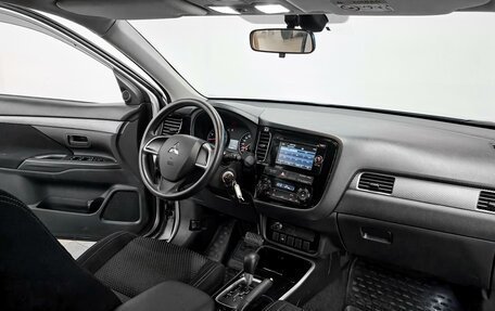 Mitsubishi Outlander III рестайлинг 3, 2017 год, 1 890 000 рублей, 11 фотография