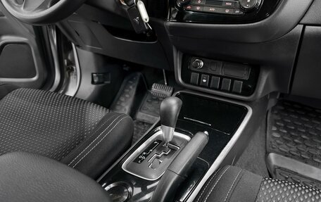 Mitsubishi Outlander III рестайлинг 3, 2017 год, 1 890 000 рублей, 10 фотография