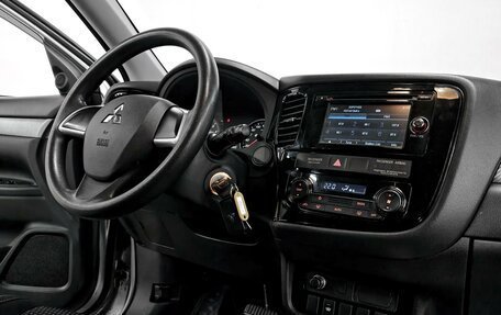 Mitsubishi Outlander III рестайлинг 3, 2017 год, 1 890 000 рублей, 9 фотография