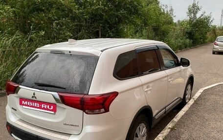 Mitsubishi Outlander III рестайлинг 3, 2018 год, 1 700 000 рублей, 4 фотография