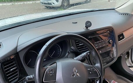 Mitsubishi Outlander III рестайлинг 3, 2018 год, 1 700 000 рублей, 7 фотография