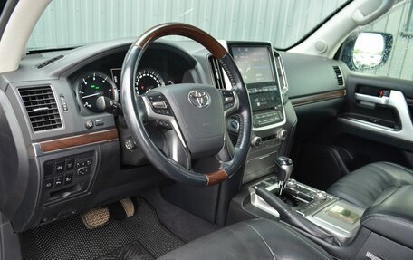Toyota Land Cruiser 200, 2016 год, 5 699 999 рублей, 18 фотография