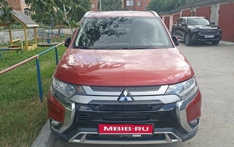 Mitsubishi Outlander III рестайлинг 3, 2018 год, 2 000 000 рублей, 1 фотография
