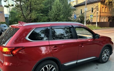 Mitsubishi Outlander III рестайлинг 3, 2018 год, 2 000 000 рублей, 3 фотография