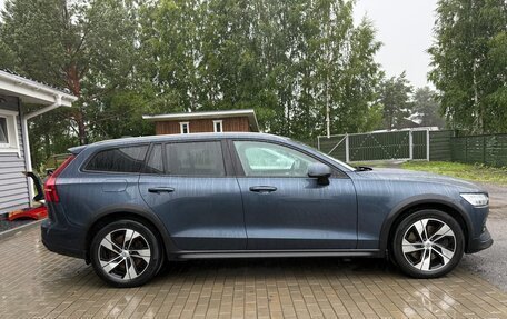 Volvo V60 Cross Country II, 2021 год, 3 560 000 рублей, 1 фотография