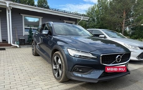 Volvo V60 Cross Country II, 2021 год, 3 560 000 рублей, 7 фотография