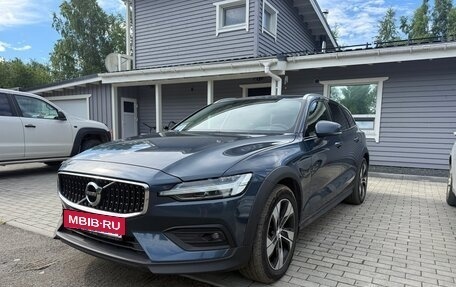 Volvo V60 Cross Country II, 2021 год, 3 560 000 рублей, 8 фотография