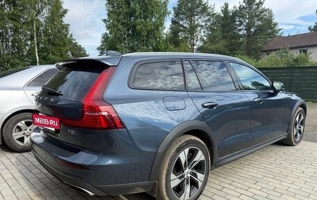 Volvo V60 Cross Country II, 2021 год, 3 560 000 рублей, 10 фотография