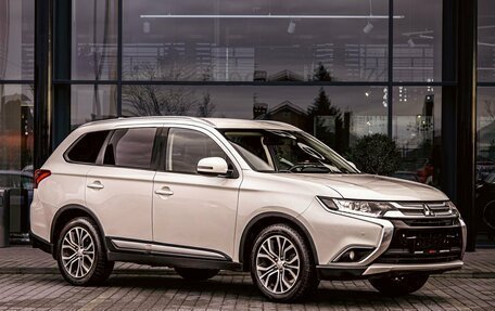 Mitsubishi Outlander III рестайлинг 3, 2018 год, 1 695 000 рублей, 3 фотография