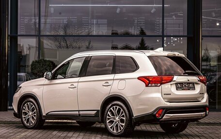 Mitsubishi Outlander III рестайлинг 3, 2018 год, 1 695 000 рублей, 4 фотография