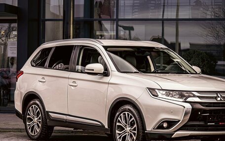 Mitsubishi Outlander III рестайлинг 3, 2018 год, 1 695 000 рублей, 7 фотография