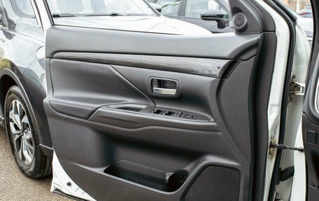 Mitsubishi Outlander III рестайлинг 3, 2018 год, 1 695 000 рублей, 12 фотография