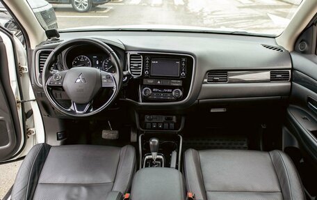 Mitsubishi Outlander III рестайлинг 3, 2018 год, 1 695 000 рублей, 15 фотография