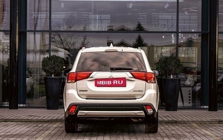 Mitsubishi Outlander III рестайлинг 3, 2018 год, 1 695 000 рублей, 5 фотография
