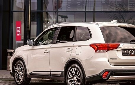 Mitsubishi Outlander III рестайлинг 3, 2018 год, 1 695 000 рублей, 9 фотография