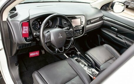 Mitsubishi Outlander III рестайлинг 3, 2018 год, 1 695 000 рублей, 13 фотография
